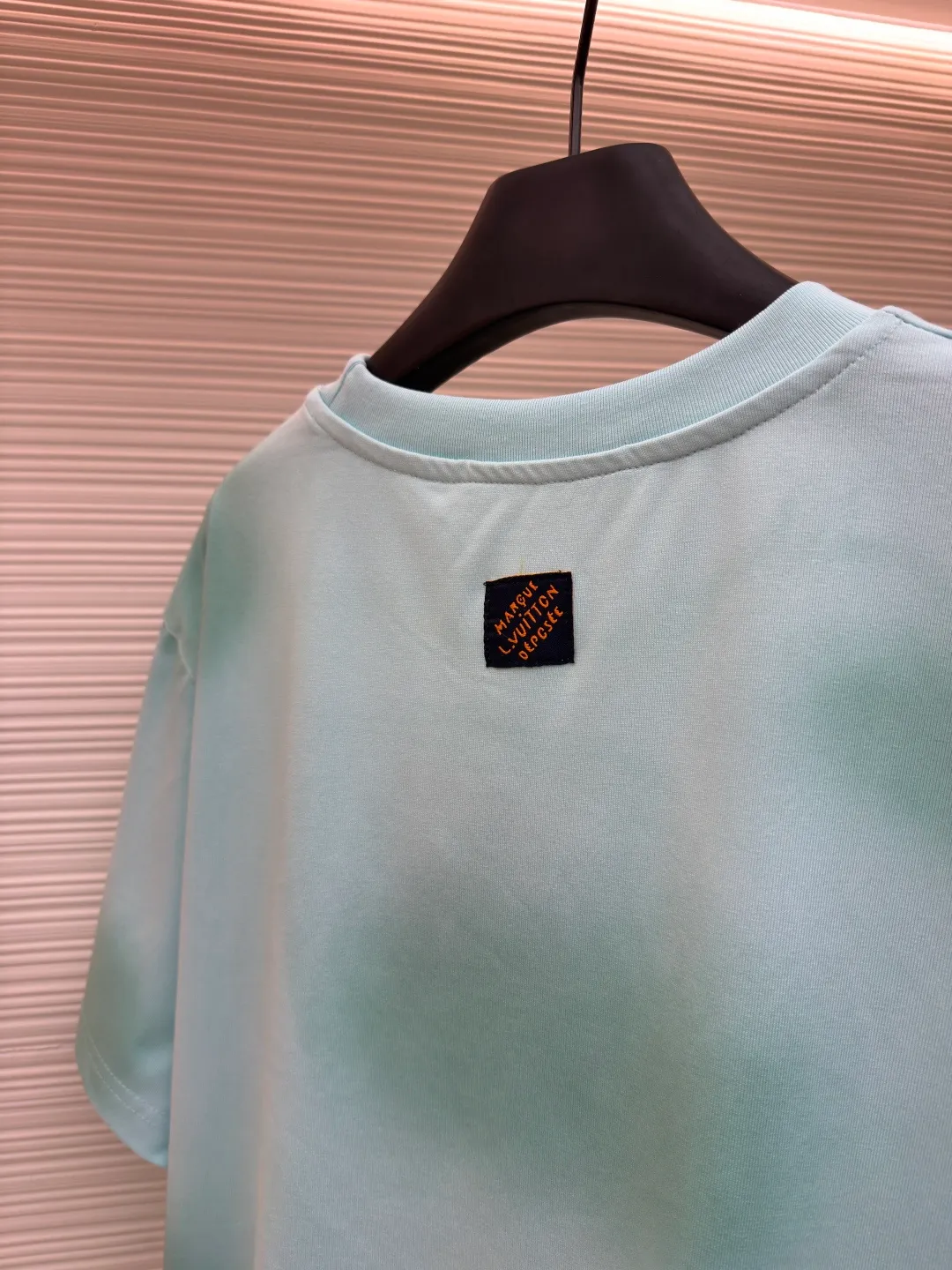 LOUIS VUITTON tie-dye printed cotton T-shirt ●Original version: Purchased and developed for 8500 ●Item number: 1682282-A15 ●Fabric: cotton fabric ●Technology: tie-dye printing production ●Color: blue ●Version: fitted version ●Weight: about 300 grams ●Size: S-M-L-XL ●Description: This Louis Vuitton letter-printed short-sleeved T-shirt is made of high-count combed cotton fabric. It has been treated with pre-washing water to achieve a soft and skin-friendly touch while avoiding shrinkage and deformation after wearing. The body of the shirt has a fresh mint green tone. The color is dyed through an environmentally friendly reactive dyeing process. It has high color fastness and is not easy to fade after being washed for a long time. The front letter printing uses imported glue screen printing technology and is completed in multiple overprints. The edges of the fonts are clear and textured, forming a natural concave and convex contrast with the fabric. The body is cut into a loose off-shoulder version, and the shoulder seams are embedded with a clipping process. The lines are smooth and have no irritation on the skin. The neckline is equipped with a double-needle ribbed hemming design, which is durable and not easy to loosen. Every stitch strictly follows the brand's craftsmanship standards. The details highlight the rigor and sophistication of luxury product production. The brand's classic logo and modern craftsmanship are integrated to create a ready-to-wear effect with both texture and design. The overall wiring is straight and delicate, the fabric is comfortable and soft, and the color is consistent without color difference. It can be matched with the same style to create a fashionable look and control various occasions. Customized accessories, complete with three standards, same style for men and women!